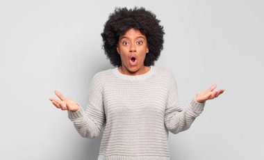  Açık sözlü ve şaşırmış, şok olmuş ve hayrete düşmüş.