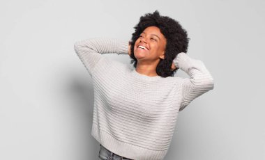  Gülümseyen ve rahat hisseden, mutlu ve kaygısız, olumlu ve rahatlatıcı