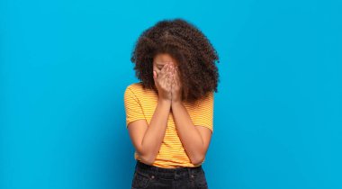  Üzgün, hayal kırıklığına uğramış, gergin ve depresif, iki eliyle yüzünü kaplayan, ağlayan