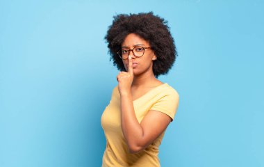  Sessizlik ve sessizlik istiyorum, parmaklarımı ağzımın önüne uzatıp 