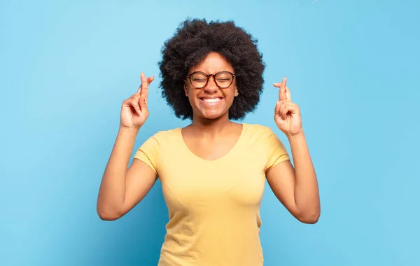 Glimlachend Angstig Kruipen Met Beide Vingers Zich Bezorgd Voelen Wensen — Stockfoto