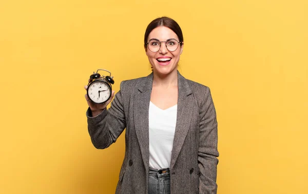 Joven Bonita Mujer Buscando Feliz Gratamente Sorprendido Emocionado Con Una — Foto de Stock