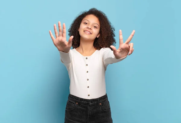 Glimlachend Vriendelijk Nummer Acht Achtste Met Hand Vooruit Aftellen — Stockfoto