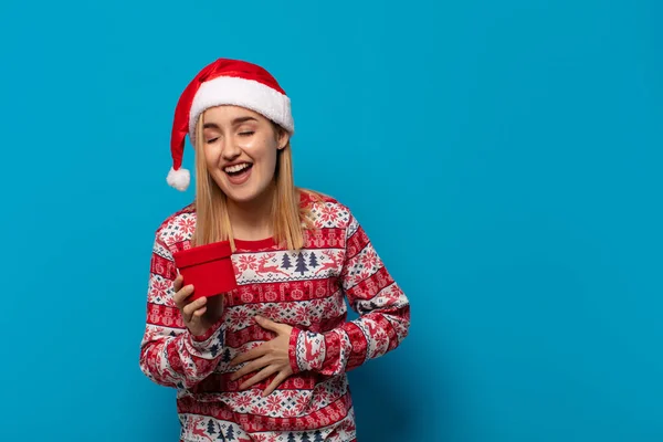 Mujer Rubia Con Sombrero Santa Risa Voz Alta Alguna Broma — Foto de Stock