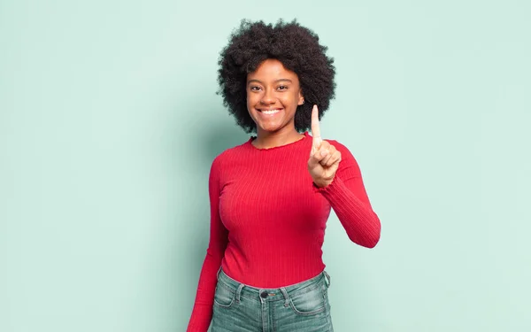 Glimlachend Vriendelijk Nummer Één Eerste Met Hand Vooruit Aftellen — Stockfoto