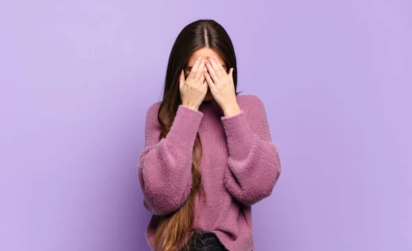 Jovem Muito Casual Mulher Sentindo Triste Frustrado Nervoso Deprimido Cobrindo — Fotografia de Stock