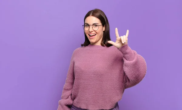 Jong Vrij Casual Vrouw Gevoel Gelukkig Leuk Zelfverzekerd Positief Opstandig — Stockfoto