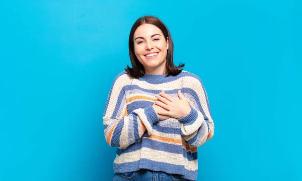 Joven Mujer Bastante Casual Sintiéndose Romántica Feliz Enamorada Sonriendo Alegremente — Foto de Stock