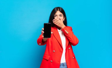 Genç İspanyol kadın şok olmuş, şaşırmış bir ifadeyle ağzını kapatıyor ya sır saklıyor ya da 