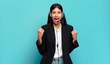 Genç İspanyol pazarlamacı kadın şok olmuş, heyecanlı ve mutlu, gülüyor ve başarıyı kutluyor.!