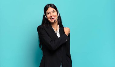 Genç İspanyol pazarlamacı kadın mutlu, pozitif ve başarılı hissediyor, bir meydan okumayla karşılaştığında motive oluyor veya iyi sonuçları kutluyor.