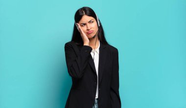 Genç İspanyol pazarlamacı kadın sıkılmış, hayal kırıklığına uğramış ve uykulu. Yorucu, sıkıcı ve can sıkıcı bir işin ardından, el ele tutuşarak.