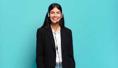 Genç İspanyol pazarlamacı kadın mutlu ve hoş bir şekilde şaşırmış görünüyor. Büyülenmiş ve şok olmuş bir ifadeyle heyecanlanıyor.