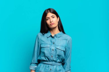 Genç Latin asıllı sıradan bir kadın üzgün ve mızmız, mutsuz bir bakışla, olumsuz ve hayal kırıklığına uğramış bir tavırla ağlıyor.