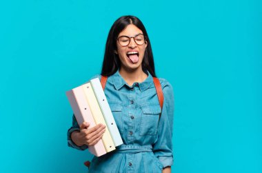 Neşeli, kaygısız, asi tavırlı, şakacı, dilinden düşürmeyen, eğlenen genç İspanyol öğrenci kadın.