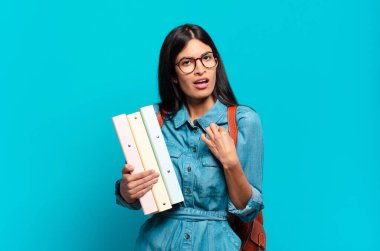 Genç İspanyol öğrenci kadın kibirli, başarılı, pozitif ve gururlu görünüyor.