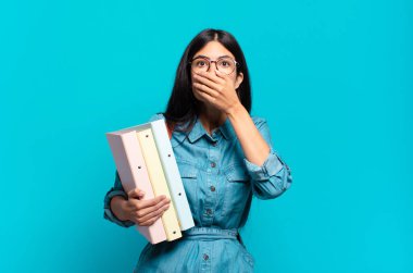 Şok olmuş, şaşırmış bir ifadeyle ağzını kapatan, sır saklayan ya da 