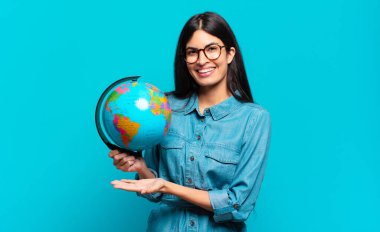 Genç İspanyol kadın neşeyle gülümsüyor, kendini mutlu hissediyor ve fotokopi dünyasında avucunun içi gibi bir konsept gösteriyor. Toprak gezegeni konsepti