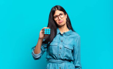 Genç İspanyol kadın üzgün ve mızmızlanıyor. Mutsuz bir bakışla. Olumsuz ve hayal kırıklığına uğramış bir tavırla ağlıyor. zeka problemi kavramı