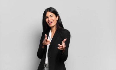 Genç İspanyol iş kadını kendini mutlu, sakin, tatmin olmuş, rahat ve başarılı hissediyor. Kameraya bakıyor ve seni seçiyor.