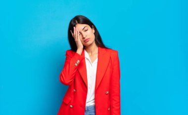 Genç İspanyol iş kadını sıkılmış, hayal kırıklığına uğramış ve uykulu hissediyor. Yorucu, sıkıcı ve can sıkıcı bir işin ardından, el ele tutuşarak.