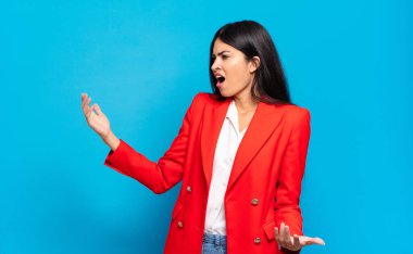 Genç İspanyol iş kadını opera yapıyor ya da bir konserde şarkı söylüyor, romantik, sanatsal ve tutkulu hissediyor.