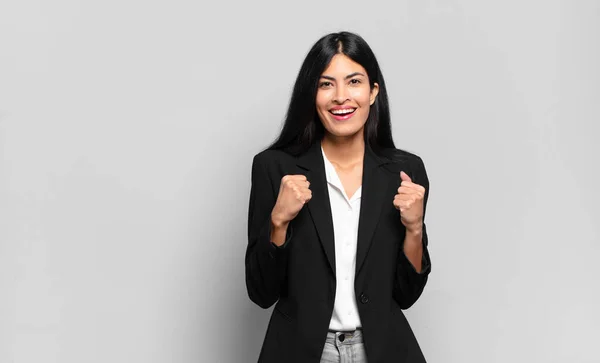 Młoda Latynoska Bizneswoman Czuje Się Zszokowany Podekscytowany Szczęśliwy Śmiejąc Się — Zdjęcie stockowe