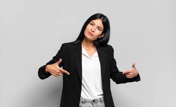 Junge Hispanische Geschäftsfrau Die Stolz Arrogant Glücklich Überrascht Und Zufrieden — Stockfoto