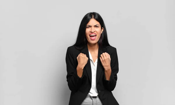 Joven Mujer Negocios Hispana Gritando Agresivamente Con Mirada Molesta Frustrada — Foto de Stock