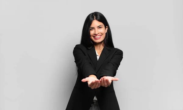 Jonge Spaanse Zakenvrouw Glimlacht Gelukkig Met Vriendelijke Zelfverzekerde Positieve Blik — Stockfoto
