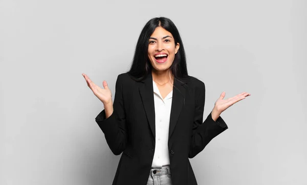 Junge Hispanische Geschäftsfrau Glücklich Aufgeregt Überrascht Oder Schockiert Lächelnd Und — Stockfoto