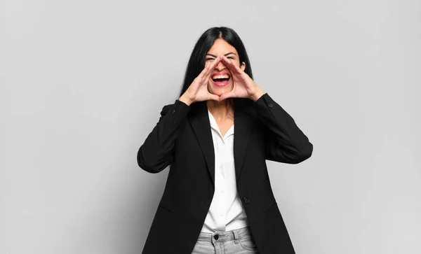 Jovem Empresária Hispânica Sentindo Feliz Animado Positivo Dando Grande Grito — Fotografia de Stock