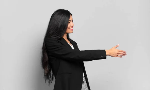 Giovane Donna Affari Ispanica Sorridente Saluta Offre Una Stretta Mano — Foto Stock