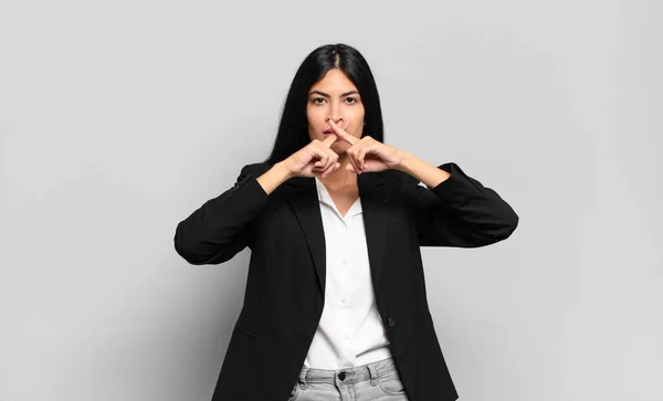 Junge Hispanische Geschäftsfrau Schaut Ernst Und Unzufrieden Mit Beiden Fingern — Stockfoto