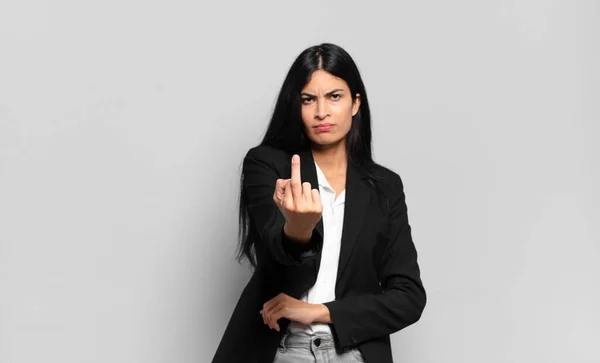 Ung Latinamerikansk Affärskvinna Känna Sig Arg Irriterad Upprorisk Och Aggressiv — Stockfoto