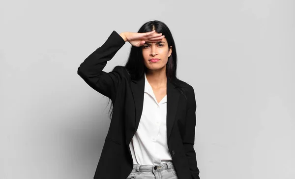 Young Hispanic Businesswoman Looking Bewildered Astonished Hand Forehead Looking Far — Stock Photo, Image