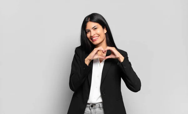 Junge Hispanische Geschäftsfrau Lächelt Und Fühlt Sich Glücklich Niedlich Romantisch — Stockfoto