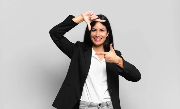 Ung Latinamerikansk Affärskvinna Känner Sig Glad Vänlig Och Positiv Ler — Stockfoto