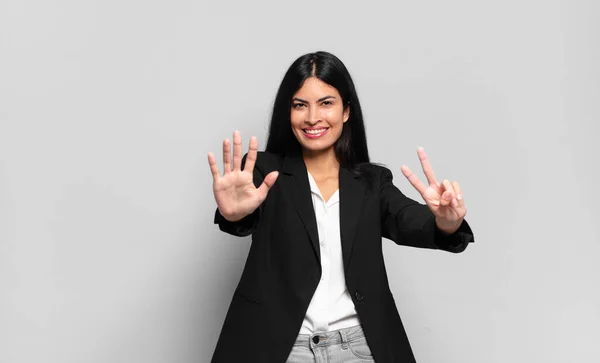 Ung Latinamerikansk Affärskvinna Ler Och Ser Vänlig Visar Nummer Sju — Stockfoto