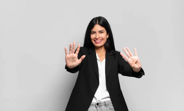 Joven Empresaria Hispana Sonriendo Luciendo Amigable Mostrando Número Nueve Noveno — Foto de Stock