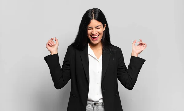 Ung Latinamerikansk Affärskvinna Ser Extremt Glad Och Förvånad Firar Framgång — Stockfoto