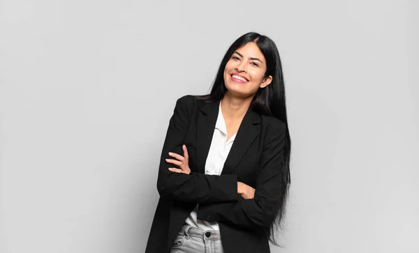 Jovem Empresária Hispânica Rindo Feliz Com Braços Cruzados Com Uma — Fotografia de Stock