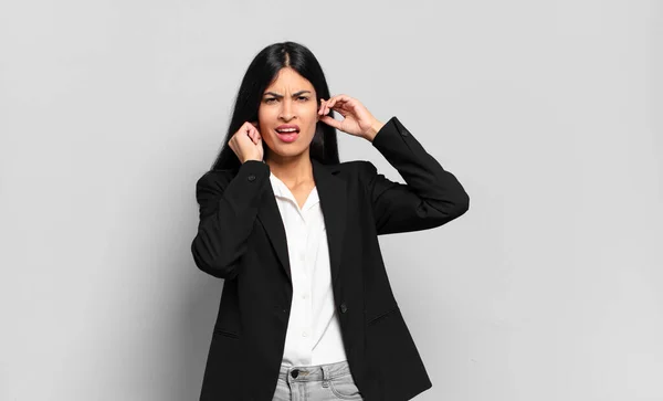 Młoda Latynoska Bizneswoman Wyglądająca Wściekłą Zestresowaną Zirytowaną Zakrywająca Uszy Ogłuszającym — Zdjęcie stockowe