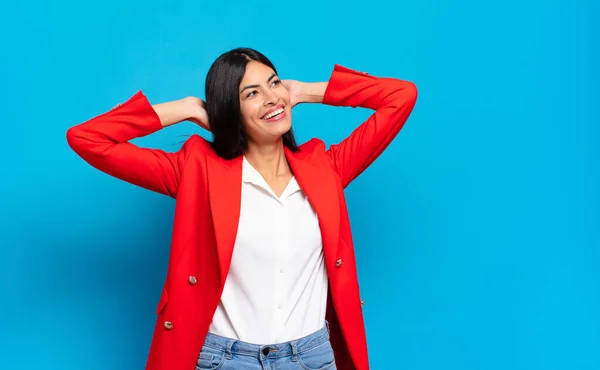 Joven Empresaria Hispana Sonriendo Sintiéndose Relajada Satisfecha Despreocupada Riendo Positivamente — Foto de Stock