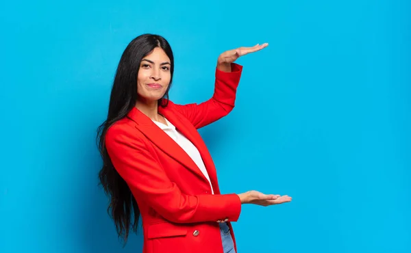 Junge Hispanische Geschäftsfrau Hält Ein Objekt Mit Beiden Händen Auf — Stockfoto