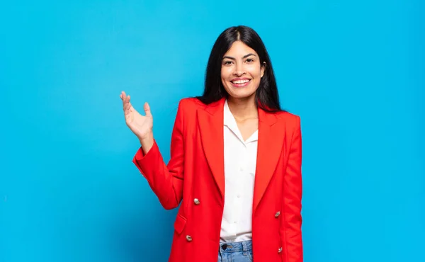 Jovem Empresária Hispânica Sentindo Feliz Surpreso Alegre Sorrindo Com Atitude — Fotografia de Stock