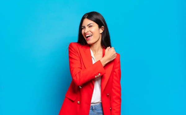 Jovem Empresária Hispânica Sentindo Feliz Positiva Bem Sucedida Motivada Enfrentar — Fotografia de Stock