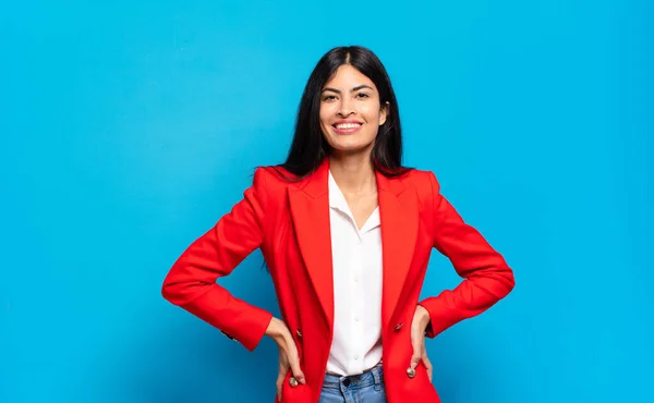 Jonge Spaanse Zakenvrouw Glimlachend Vrolijk Terloops Met Een Positieve Gelukkige — Stockfoto