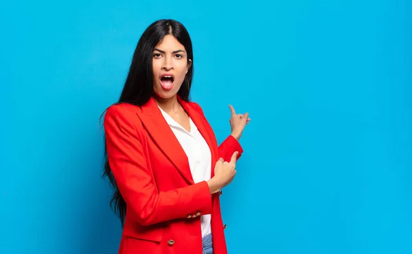 Young Hispanic Businesswoman Feeling Shocked Surprised Pointing Copy Space Side — Stock Photo, Image