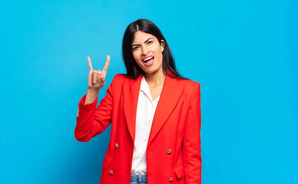 Jovem Empresária Hispânica Sentindo Feliz Divertida Confiante Positiva Rebelde Fazendo — Fotografia de Stock